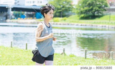 ランニングをする女性 90815880