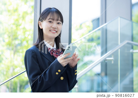 スマホを持っている女子高校生のポートレート 撮影協力「LINK FOREST」 スマホを持っている女子高校生のポートレート 撮影協力「LINK FOREST」 90816027