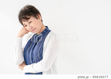 シニア　女性　悩む　考える 90816077