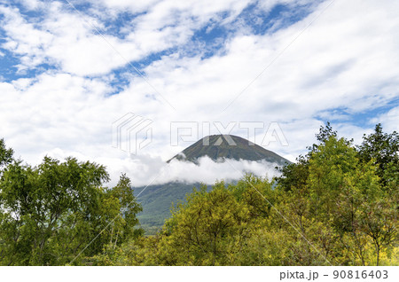 雲のかかった羊蹄山 90816403