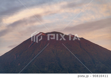 夕日が当たって赤く染まる羊蹄山 90816411