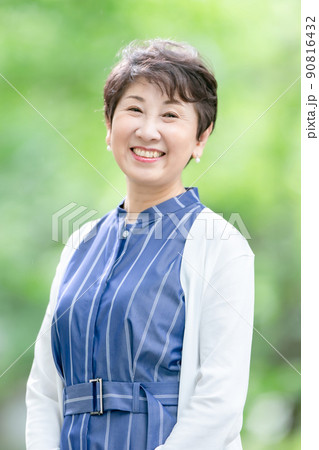 シニア 女性 新緑 ポートレート シニア 女性 新緑 ポートレート 90816432