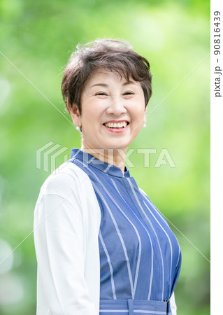 シニア 女性 新緑 ポートレート シニア 女性 新緑 ポートレート 90816439