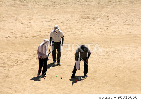 ゲートボールを楽しむ老人たち 90816666