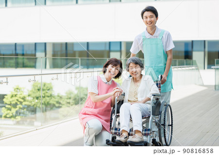 車椅子の高齢者と若い介護スタッフ 撮影協力「LINK FOREST」 車椅子の高齢者と若い介護スタッフ 撮影協力「LINK FOREST」 90816858