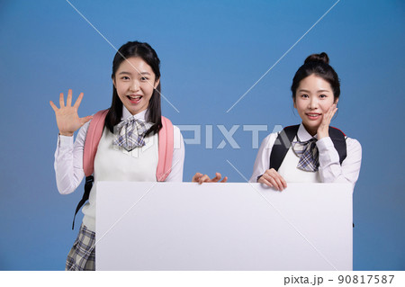 mz generation, asian girl students who are surprised with the panel 90817587