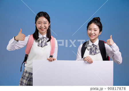 mz generation, asian girl students who hold a panel and thumb photo image 90817878