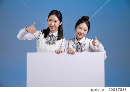 mz generation, asian girl students who hold a panel and thumb photo image mz generation, asian girl students who hold a panel and thumb photo image 90817883