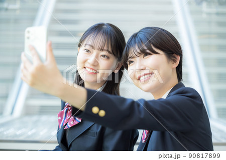 スマホで自撮りをする女子高生　撮影協力「LINK FOREST」　 90817899