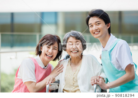 車椅子の高齢者と若い介護スタッフ 　撮影協力「LINK FOREST」 90818294