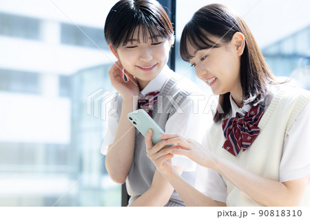 スマホを見る女子高校生　撮影協力「LINK FOREST」　 90818310