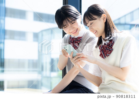 スマホを見る女子高校生　撮影協力「LINK FOREST」　 90818311