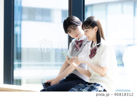 スマホを見る女子高校生　撮影協力「LINK FOREST」　 90818312