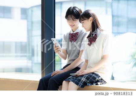 スマホを見る女子高校生　撮影協力「LINK FOREST」　 90818313