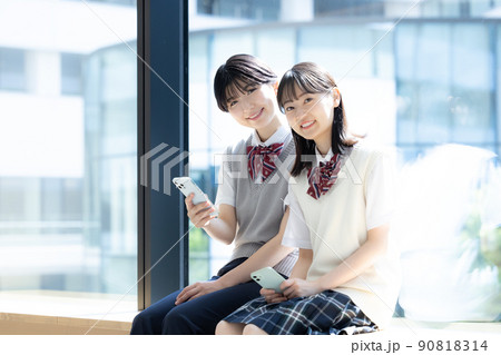 スマホを見る女子高校生　撮影協力「LINK FOREST」　 90818314