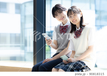 スマホを見る女子高校生　撮影協力「LINK FOREST」　 90818315
