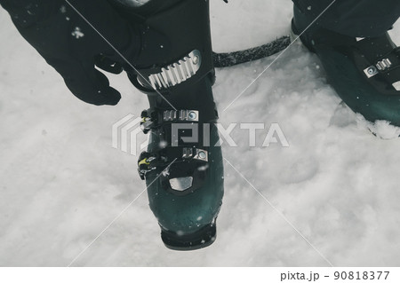 Skiing 90818377