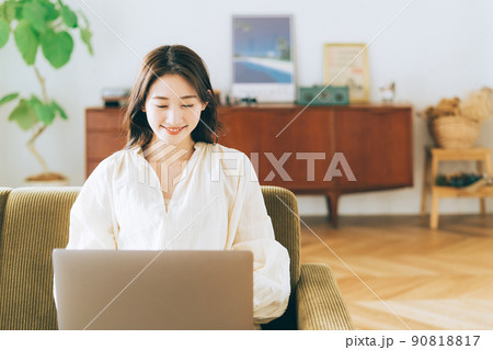 ソファでパソコンを使う女性 90818817