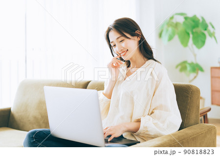 ソファでパソコンを使う女性 90818823