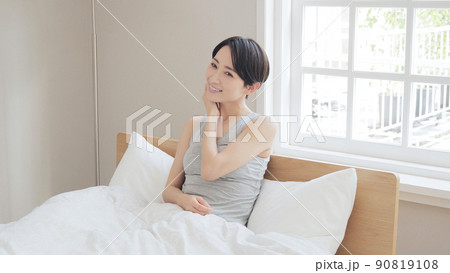 朝 目覚め 女性 ベッド 朝 目覚め 女性 ベッド 90819108