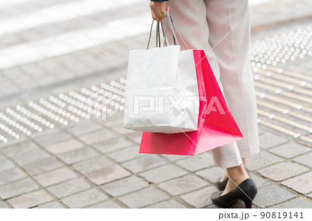 買い物をする女性　 90819141