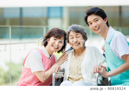 車椅子の高齢者と若い介護スタッフ 　撮影協力「LINK FOREST」 90819324