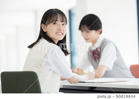 友達と勉強をする高校生　撮影協力「LINK FOREST」 90819834