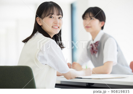 友達と勉強をする高校生　撮影協力「LINK FOREST」 90819835