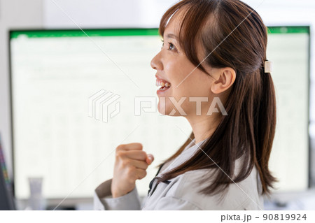 がんばる女性一級建築士　作業服　ガッツポーズ 元気　やる気　前向き　明るい 90819924