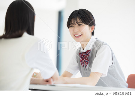 友達と勉強をする高校生 撮影協力「LINK FOREST」 友達と勉強をする高校生 撮影協力「LINK FOREST」 90819931
