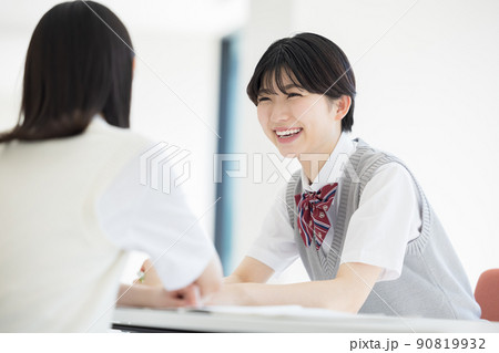 友達と勉強をする高校生 撮影協力「LINK FOREST」 友達と勉強をする高校生 撮影協力「LINK FOREST」 90819932