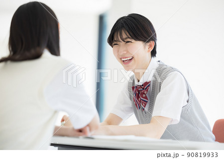 友達と勉強をする高校生　撮影協力「LINK FOREST」 90819933