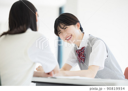 友達と勉強をする高校生 撮影協力「LINK FOREST」 友達と勉強をする高校生 撮影協力「LINK FOREST」 90819934