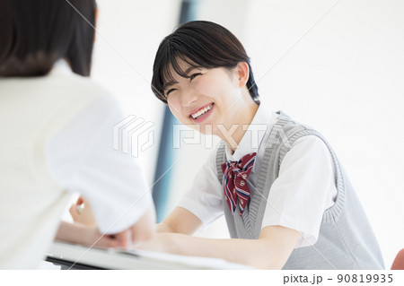 友達と勉強をする高校生 撮影協力「LINK FOREST」 友達と勉強をする高校生 撮影協力「LINK FOREST」 90819935