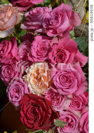 decoration using red roses / 赤いバラの花で創った飾り付け・ブーケ decoration using red roses / 赤いバラの花で創った飾り付け・ブーケ 90819936