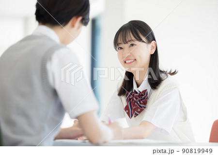 友達と勉強する高校生　撮影協力「LINK FOREST」 90819949