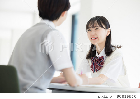 友達と勉強する高校生　撮影協力「LINK FOREST」 90819950