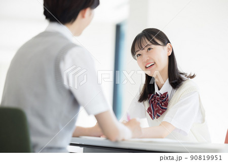 友達と勉強する高校生 撮影協力「LINK FOREST」 友達と勉強する高校生 撮影協力「LINK FOREST」 90819951