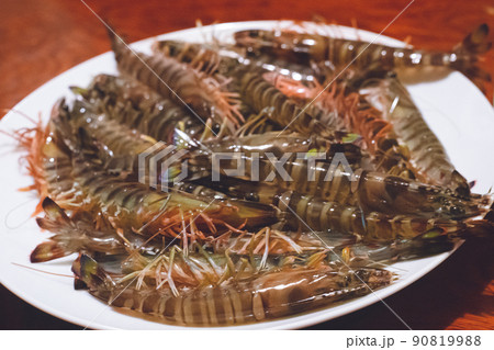 お皿に乗った活きの良い山盛りの海鮮車海老 沖縄県宮古島名産品 90819988