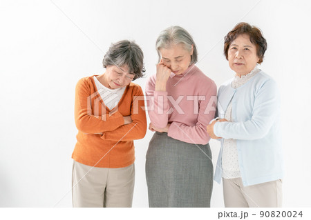 悩む 考える 心配 老後 シニア 女性 悩む 考える 心配 老後 シニア 女性 90820024