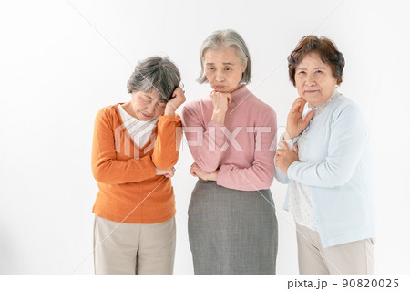 悩む　考える　心配　老後　シニア　女性 90820025