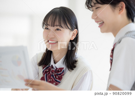 友達と模試の結果を見て喜ぶ高校生　撮影協力「LINK FOREST」 90820099