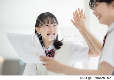 友達と模試の結果を見て喜ぶ高校生　撮影協力「LINK FOREST」 90820102