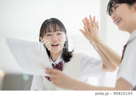 友達と模試の結果を見て喜ぶ高校生 撮影協力「LINK FOREST」 友達と模試の結果を見て喜ぶ高校生 撮影協力「LINK FOREST」 90820104