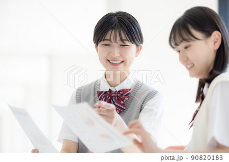 友達と模試の結果を見て喜ぶ高校生　撮影協力「LINK FOREST」 90820183