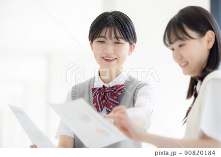 友達と模試の結果を見て喜ぶ高校生 撮影協力「LINK FOREST」 友達と模試の結果を見て喜ぶ高校生 撮影協力「LINK FOREST」 90820184