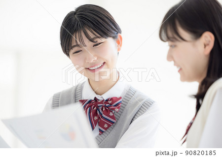 友達と模試の結果を見て喜ぶ高校生　撮影協力「LINK FOREST」 90820185