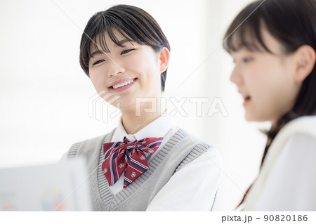 友達と模試の結果を見て喜ぶ高校生 撮影協力「LINK FOREST」 友達と模試の結果を見て喜ぶ高校生 撮影協力「LINK FOREST」 90820186