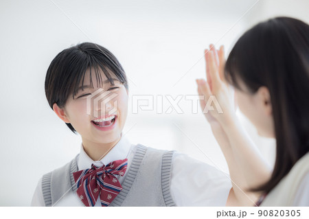 友達と模試の結果を見て喜ぶ高校生　撮影協力「LINK FOREST」 90820305