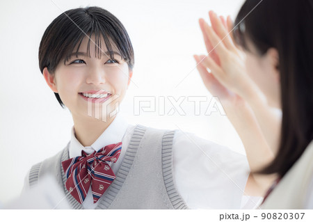 友達と模試の結果を見て喜ぶ高校生 撮影協力「LINK FOREST」 友達と模試の結果を見て喜ぶ高校生 撮影協力「LINK FOREST」 90820307
